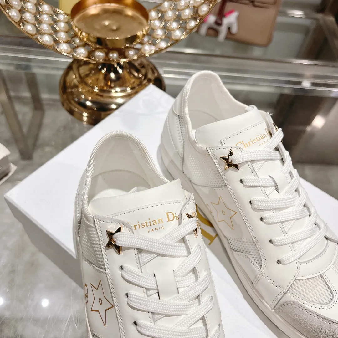 👟👟Ex-factory price 560👟👟Dior2024 new white shoes, Dior Dior Star women's sports shoes, very light summer white shoes. The upper is carefully made of imported suede, decorated with tonal suede panels, metal stars decorate the lace eyelets, and breathable mesh inside. The upper is punched and designed not to stuffy the feet. It is equipped with Christian Dior logo and thin soles. The thick sole is suitable for all seasons! Size: 35-41 (40 and 41 are customized and cannot be returned or exchanged)